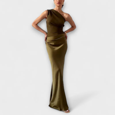 "Robe Maxi Plissée Élégante à Une Épaule" can be rewritten as "Élégante Robe Maxi Plissée à Une Épaule".