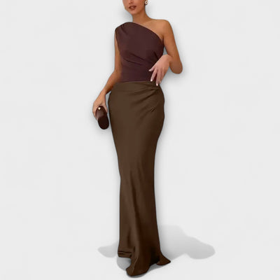 "Robe Maxi Plissée Élégante à Une Épaule" can be rewritten as "Élégante Robe Maxi Plissée à Une Épaule".