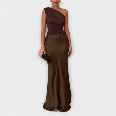 "Robe Maxi Plissée Élégante à Une Épaule" can be rewritten as "Élégante Robe Maxi Plissée à Une Épaule".