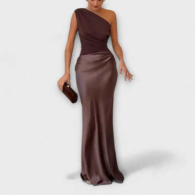 "Robe Maxi Plissée Élégante à Une Épaule" can be rewritten as "Élégante Robe Maxi Plissée à Une Épaule".