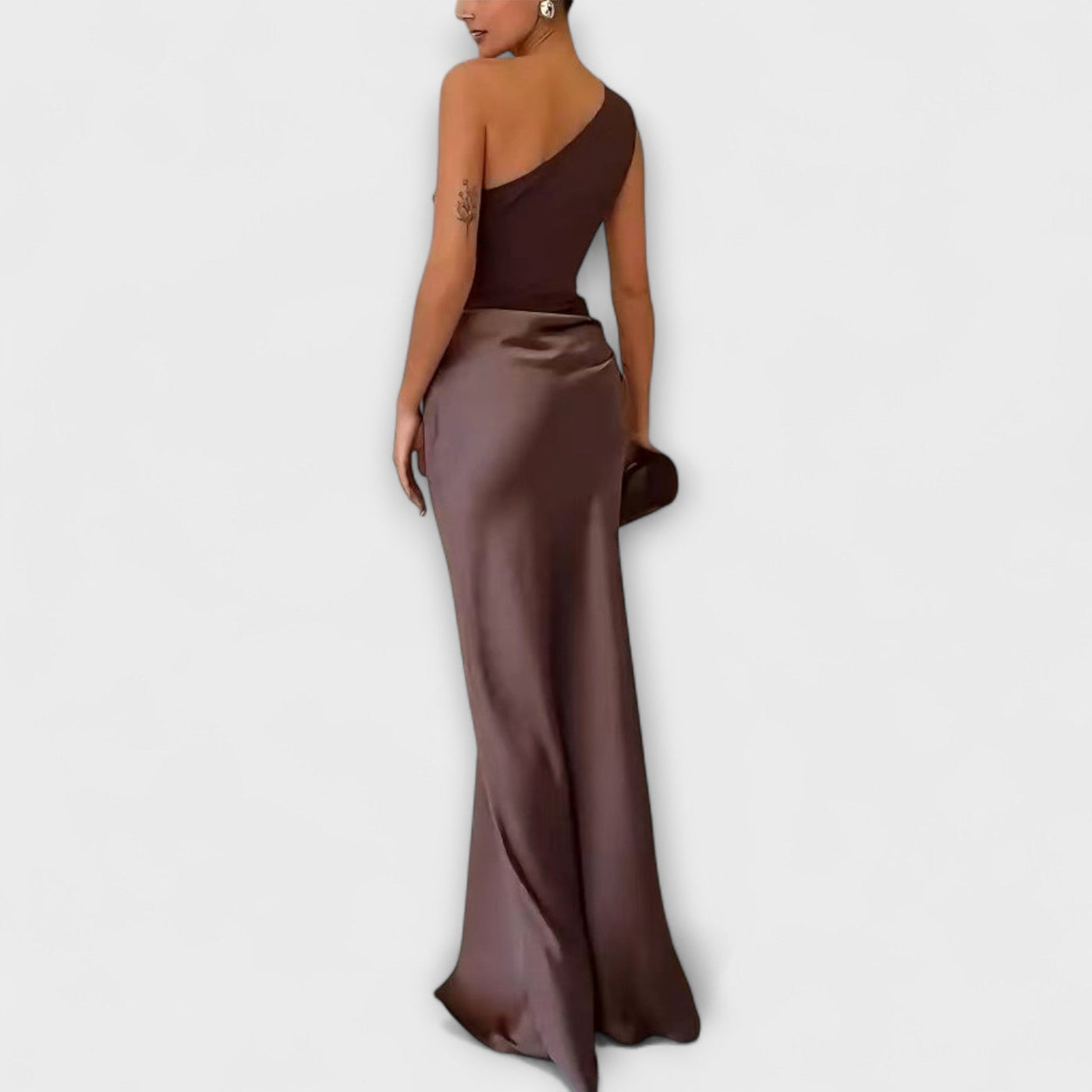 "Robe Maxi Plissée Élégante à Une Épaule" can be rewritten as "Élégante Robe Maxi Plissée à Une Épaule".