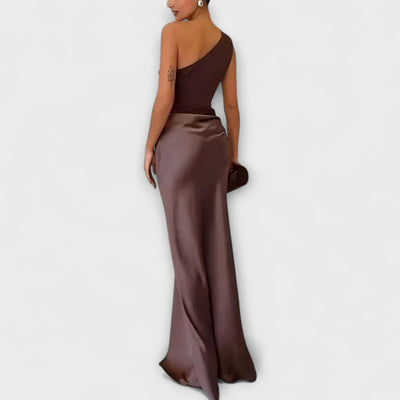 "Robe Maxi Plissée Élégante à Une Épaule" can be rewritten as "Élégante Robe Maxi Plissée à Une Épaule".