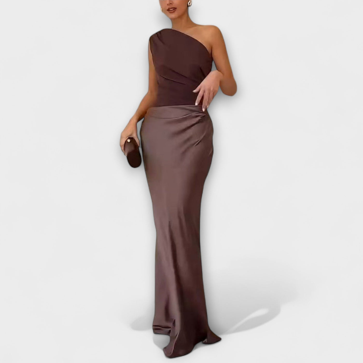 "Robe Maxi Plissée Élégante à Une Épaule" can be rewritten as "Élégante Robe Maxi Plissée à Une Épaule".