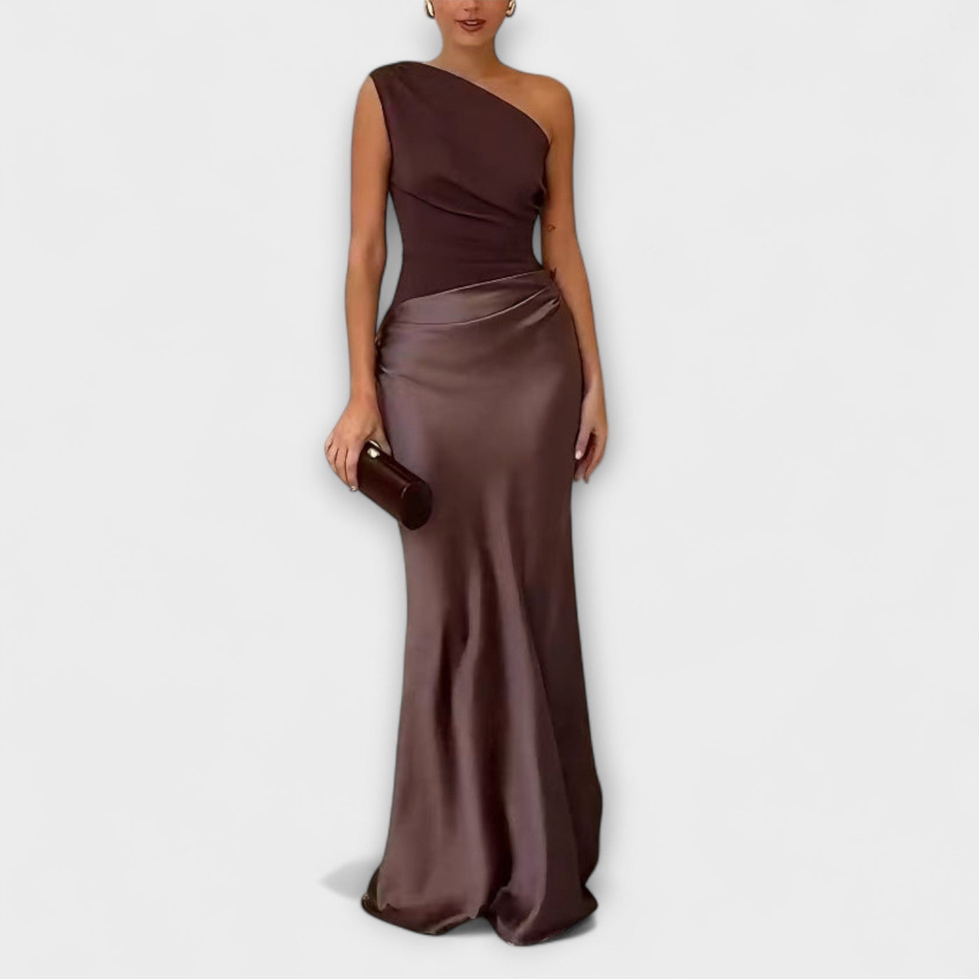 "Robe Maxi Plissée Élégante à Une Épaule" can be rewritten as "Élégante Robe Maxi Plissée à Une Épaule".